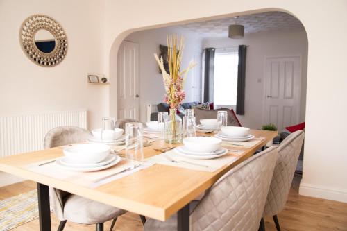 uma sala de jantar com uma mesa de madeira e cadeiras em St Johns Hse, 3 BR, Sleeps 6, FREE Parking, Contractor, WiFi, Kitchen, Garden em Doncaster