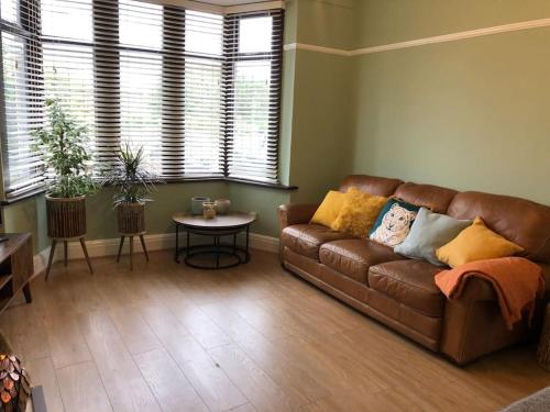 Χώρος καθιστικού στο Spacious Family Home Minutes from the Beach
