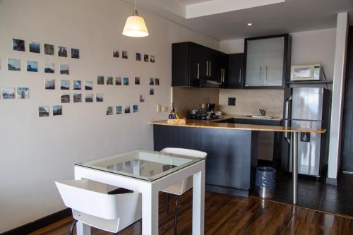 Cuisine ou kitchenette dans l'établissement Hotel 104 Art Suites