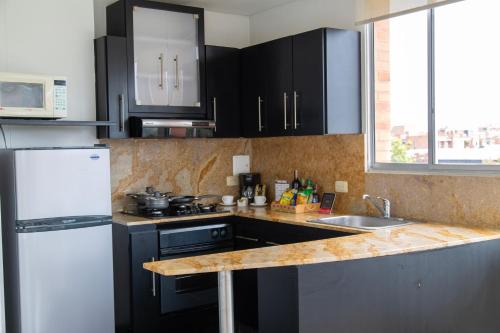 Cuisine ou kitchenette dans l'établissement Hotel 104 Art Suites