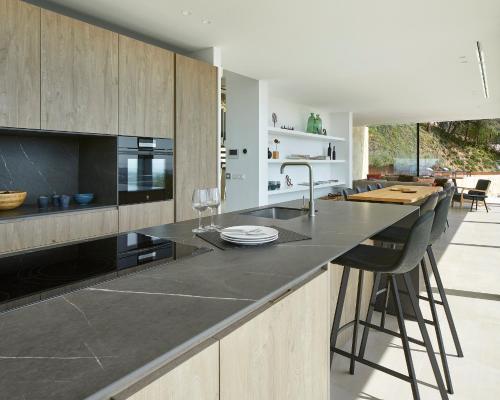una cucina con un'ampia isola e un piano di lavoro di Casa Pere Costa Brava - by EMERALD STAY a Santa Cristina d'Aro
