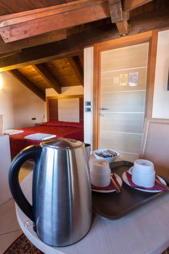 Tetera y cafetera en Hotel Conte Ruggero