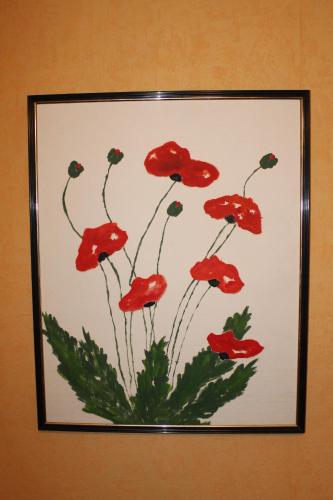 a painting of red poppies on a wall at Chambres d'Hôtes Les Mésanges in Saint-Martin-lez-Tatinghem