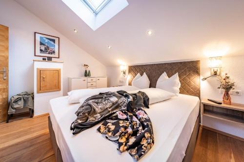 a bedroom with a large bed in a room at Gästehaus Wiesengrund & Apart Sporer in Mayrhofen