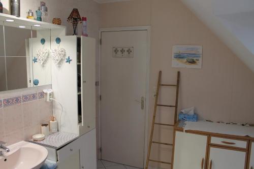 La salle de bains est pourvue d'un lavabo et d'une échelle. dans l'établissement Chambres d'Hôtes Les Mésanges, à Saint-Martin-lez-Tatinghem