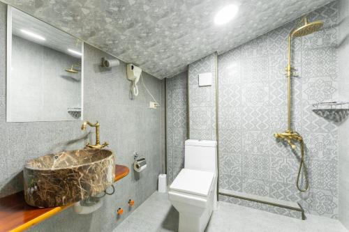 Koupelna v ubytování Hotel Mansarda Mestia