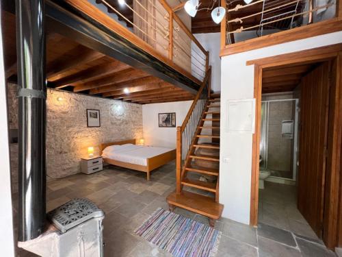 ein Schlafzimmer mit einem Etagenbett und einer Treppe in der Unterkunft King's house in Lofou