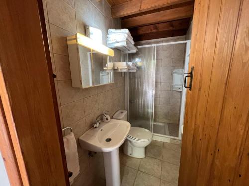 uma pequena casa de banho com lavatório e WC em King's house em Lofou