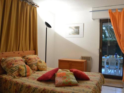 ein Schlafzimmer mit einem Bett mit Kissen darauf in der Unterkunft Appartement Fréjus, 2 pièces, 4 personnes - FR-1-226A-56 in Fréjus