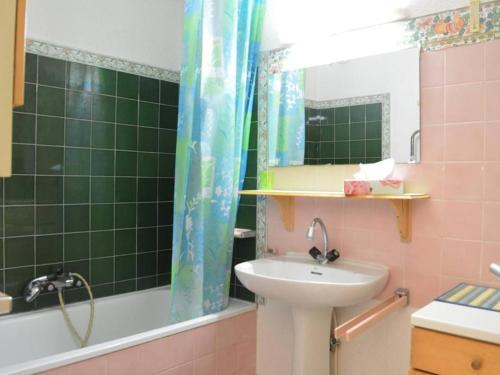 ein Badezimmer mit einem Waschbecken, einem WC und einer Badewanne in der Unterkunft Appartement Fréjus, 2 pièces, 4 personnes - FR-1-226A-56 in Fréjus