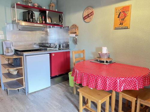 Appartement Risoul, 1 pièce, 4 personnes - FR-1-330-193にあるキッチンまたは簡易キッチン