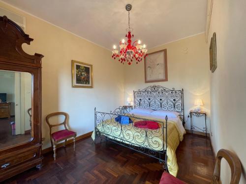 sypialnia z łóżkiem i żyrandolem w obiekcie Lady House w mieście Reggio di Calabria