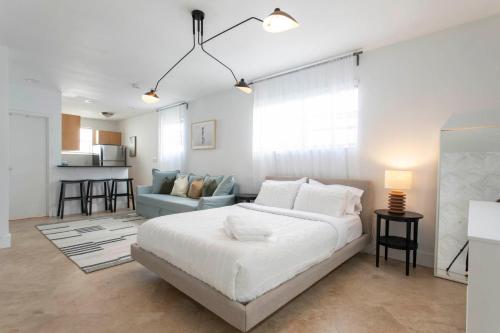 1 dormitorio con 1 cama grande y sala de estar en Spacious Apt for 4 guests on Collins & 7th, en Miami Beach