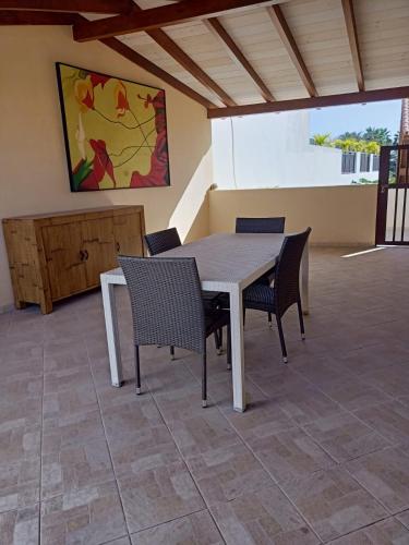 a dining room table and chairs in a room at Sal&Love apt in Porto Antigo in Santa Maria