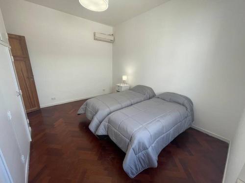 Habitación con cama en la esquina de una habitación en Hermoso departamento en pleno Palermo- Charcas2 en Buenos Aires