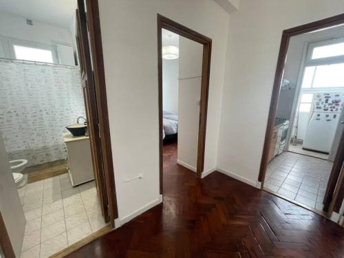Habitación vacía con pasillo y puerta al baño en Hermoso departamento en pleno Palermo- Charcas2 en Buenos Aires