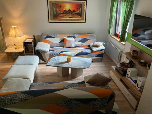 ein Wohnzimmer mit einem Sofa und einem Tisch in der Unterkunft Penzion Karolinka in Karolinka