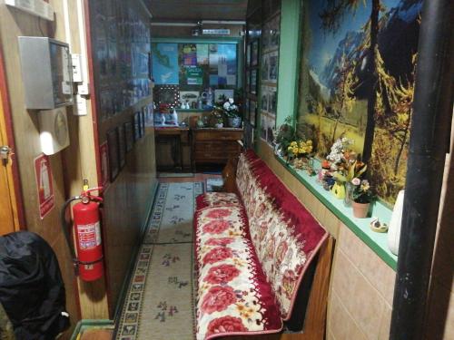 een lange bank in een kamer met een brandblusser bij Alojamiento familiar rey in Punta Arenas
