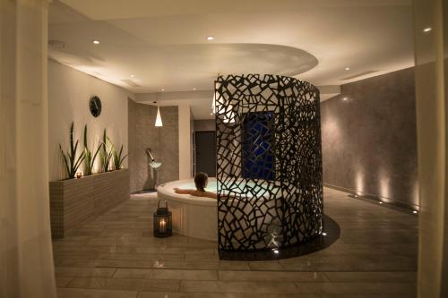 - une salle de bains pourvue d'une baignoire dans l'établissement Atlantic Hôtel & Spa, à Les Sables-dʼOlonne