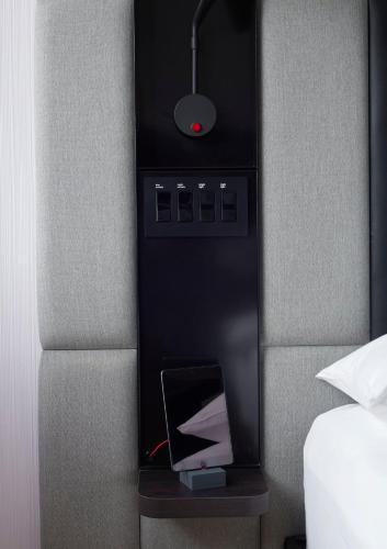 Una cama o camas en una habitación de citizenM Miami Brickell