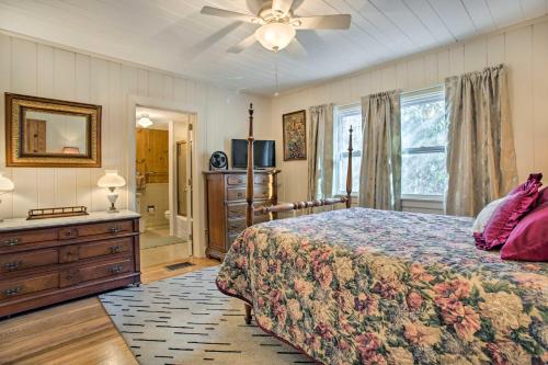 Un pat sau paturi într-o cameră la Hendersonville Cabin with Deck, Near Asheville!