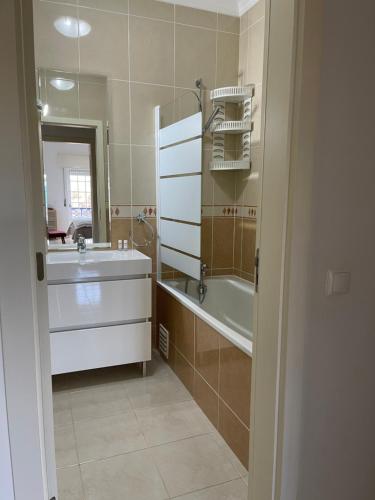a bathroom with a tub and a sink and a bath tub at ALFELI-AP in Olhos de Água