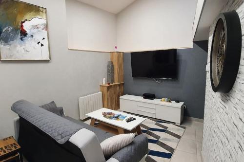 Televízia a/alebo spoločenská miestnosť v ubytovaní Sweet LOFT A PERIGNAT !!!
