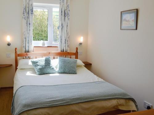 A bed or beds in a room at Rose Cottage