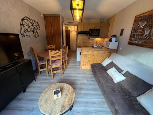 un salon avec un canapé et une table dans l'établissement Charmant Appartement à Châtel - 4 pers, 28 m², Terrasse Sud, Proche Télécabine Linga - FR-1-198-224, à Châtel