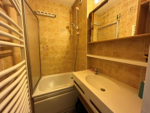 La salle de bains est pourvue d'une baignoire, d'un lavabo et d'une douche. dans l'établissement Appartement Châtel, 2 pièces, 4 personnes - FR-1-198-224, à Châtel
