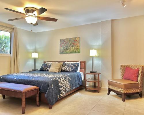 een slaapkamer met een bed en een plafondventilator bij OASIS 1 Bedroom Apartment Simpson Bay in Simpson Bay
