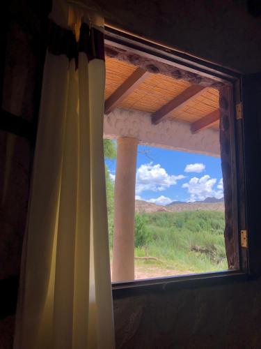 a window with a view of a desert view at Matices de Molinos Hostal in Molinos