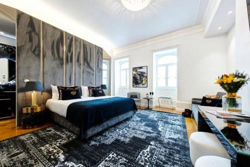 1 dormitorio con cama extragrande y alfombra azul en 1877 Estrela Palace en Aveiro