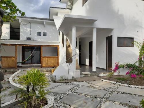 a white house with a courtyard at Hibiscus Garden in Santa Catalina