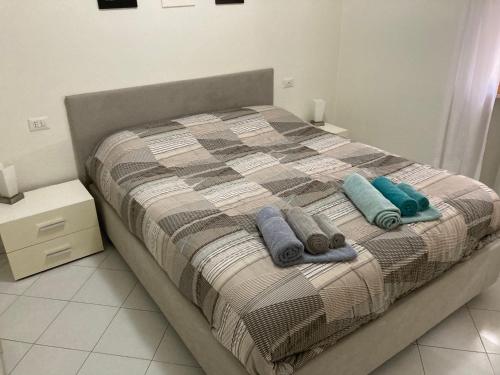 um quarto com uma cama com duas almofadas em Appartamento Bellavista em Pisa