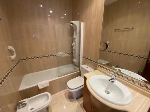 恩坎普的住宿－Ed. Euro Àtic，浴室配有盥洗盆、卫生间和浴缸。