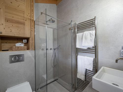 ein Badezimmer mit Dusche, Toilette und Waschbecken in der Unterkunft Appartement neuf et cosy, proche des pistes, avec cheminée et parkings dédiés - FR-1-570-11 in Levassaix