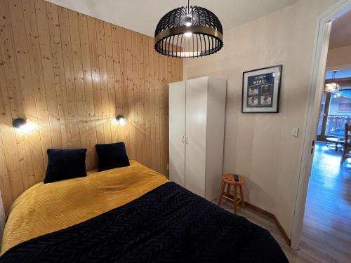 - une chambre avec un lit et une lampe pendant dans l'établissement Charmant Appartement à Châtel - 4 pers, 28 m², Terrasse Sud, Proche Télécabine Linga - FR-1-198-224, à Châtel