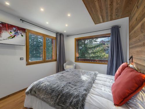 une chambre avec un lit et une fenêtre dans l'établissement Appartement Chic, 6 Pers., Pieds des Pistes Courchevel 1850 - FR-1-564-84, à Courchevel