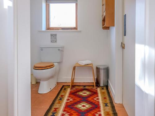 The Parlour في Warbleton: حمام مع مرحاض ومقعد ونافذة
