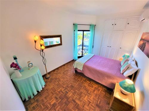 a bedroom with a bed and a table at Apartamento Praia Fuzeta 2 in Fuzeta