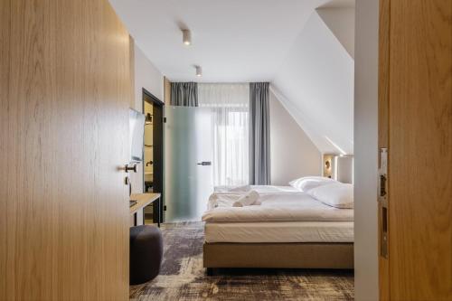 a hotel room with a bed and a window at Wielka Krokiew Residence&SPA - Zakopane - JACUZZI, SAUNA, TĘŻNIA SOLANKOWA, SPA, GRILL in Zakopane