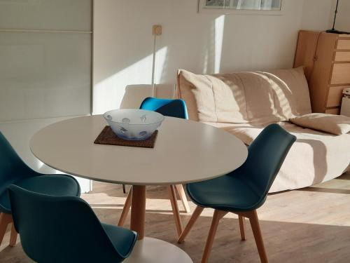 - un salon avec une table et des chaises dans l'établissement Plage du Chay, à Royan