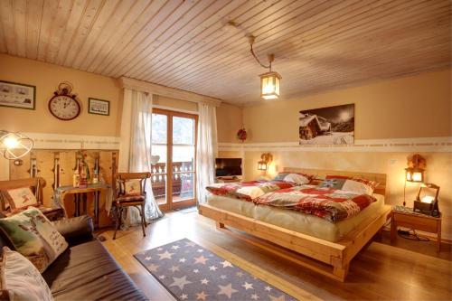 1 dormitorio con cama y techo de madera en Gästehaus Barbara Schwaiger en Inzell