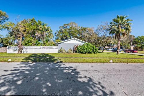 Κήπος έξω από το Gorgeous Heated Pool House Near Gulf Beaches!