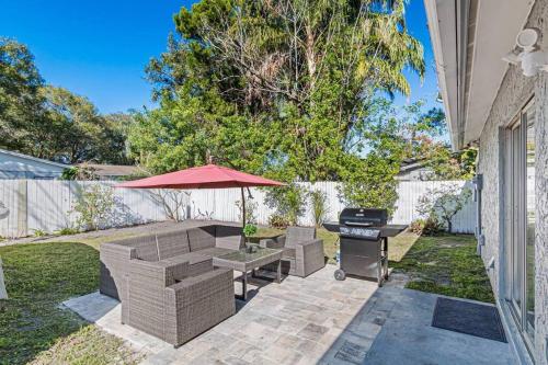 Κήπος έξω από το Gorgeous Heated Pool House Near Gulf Beaches!