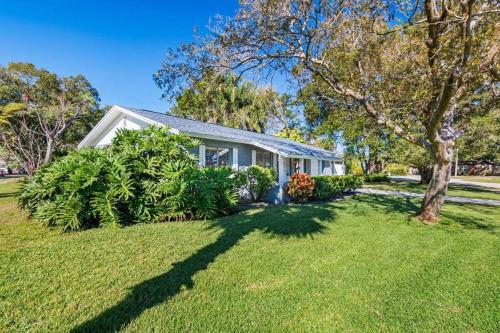 Κήπος έξω από το Gorgeous Heated Pool House Near Gulf Beaches!