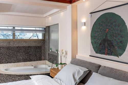 - une chambre avec une baignoire et une grande photo dans l'établissement נירוונה פנטהאוז יוקרתי לאירוח ונופש, à Netanya