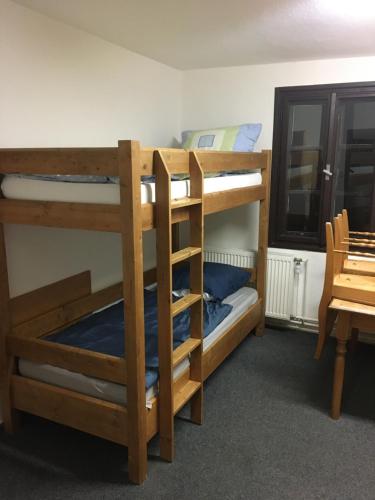 Двухъярусная кровать или двухъярусные кровати в номере Rýchorská bouda