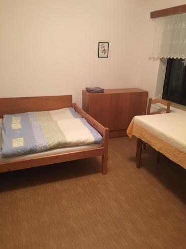 ein Schlafzimmer mit 2 Betten und einer Kommode darin in der Unterkunft Rýchorská bouda in Žacléř